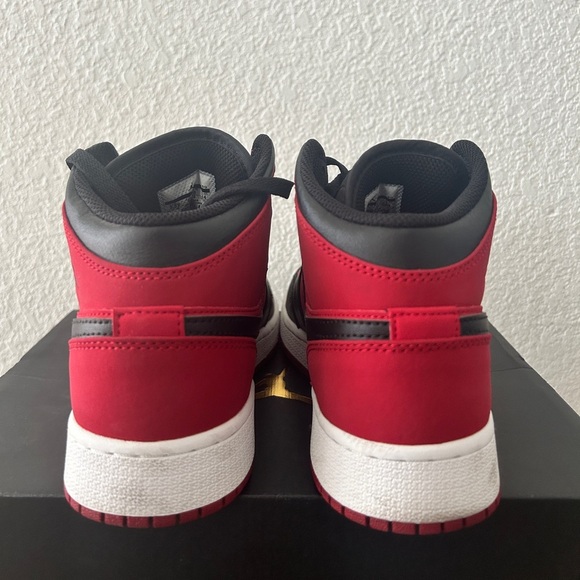 Air Jordan 1 Retro Mid GS ‘Gym Red’- Size 5.5Y - Excellent Used Condition - Picture 7 of 9
